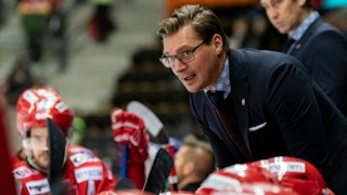 Björn Hellkvist pratar med spelarna under hemmamatch