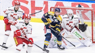 Tobias Ericsson, Victor Öhman och Linus Lundin försvarar för MODO mot Södertälje.