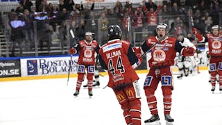 Ullman gratuleras efter ytterligare ett mål!